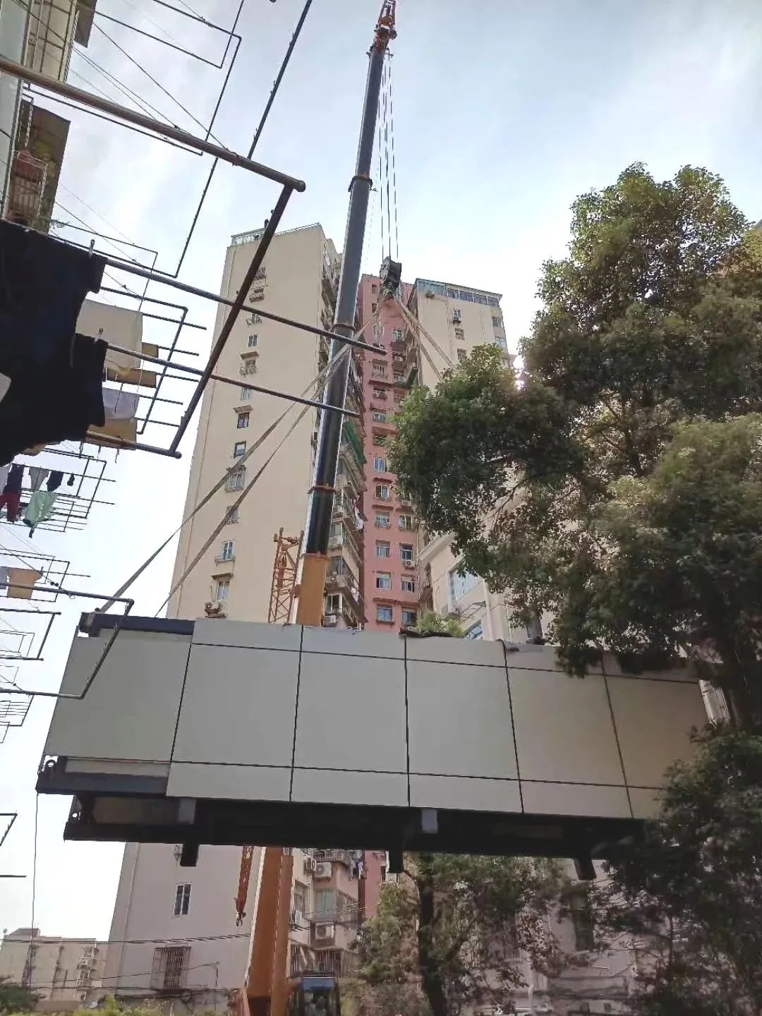 室外升降货梯如何制作安装_杨浦区加装电梯_成品井道整体吊装技术