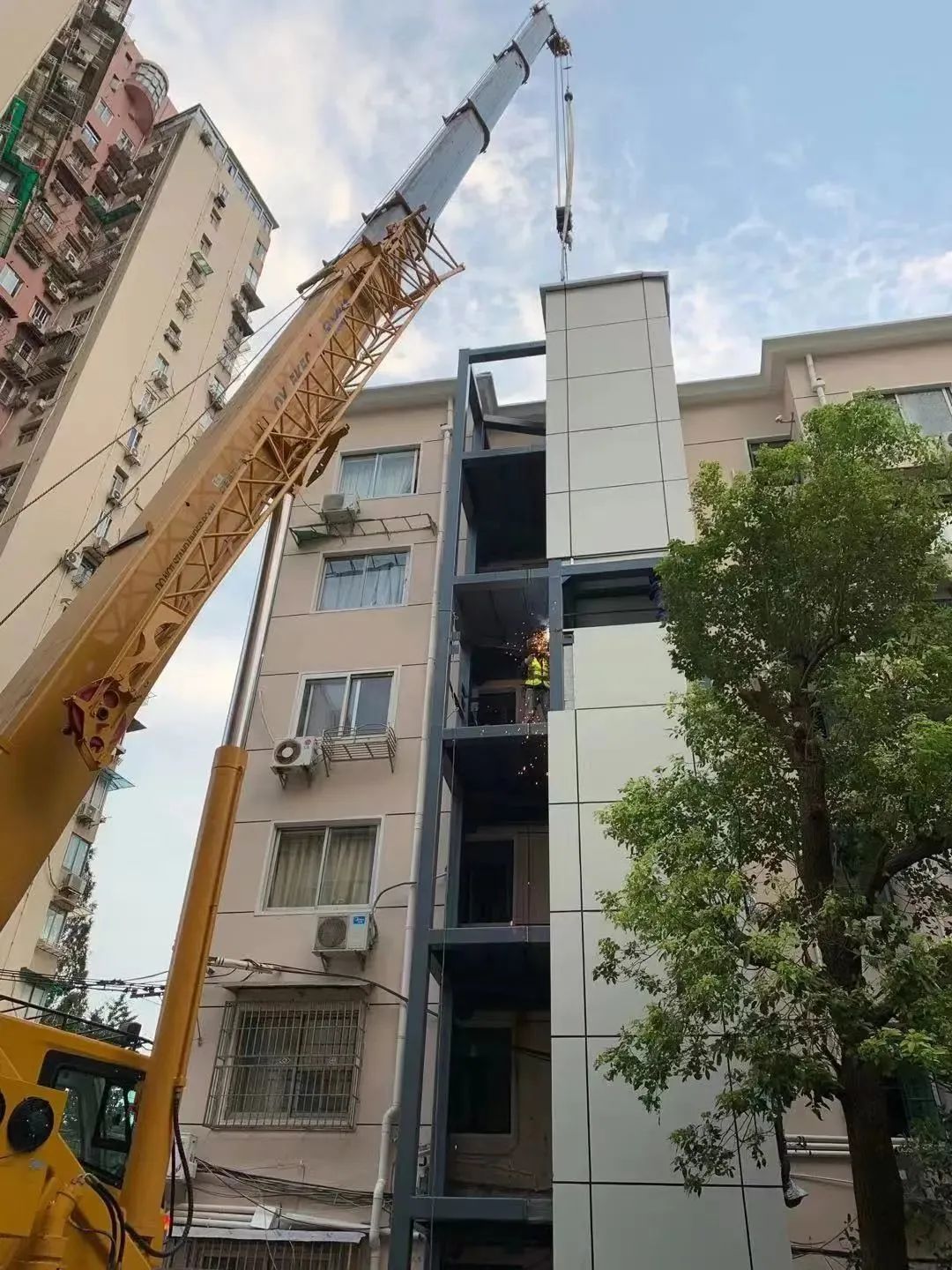 成品井道整体吊装技术_杨浦区加装电梯_室外升降货梯如何制作安装